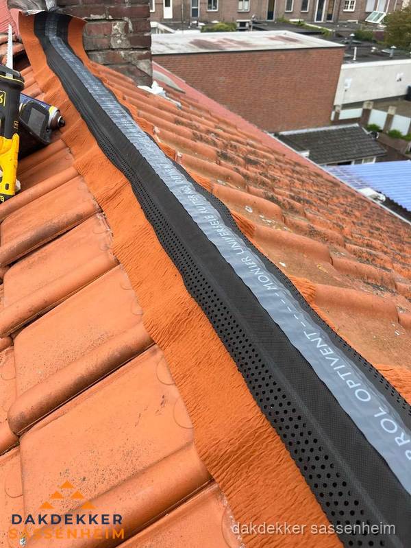 Nokventilatie installeren op hellend pannendak in Sassenheim Nokventilatie installeren op hellend pannendak in Sassenheim