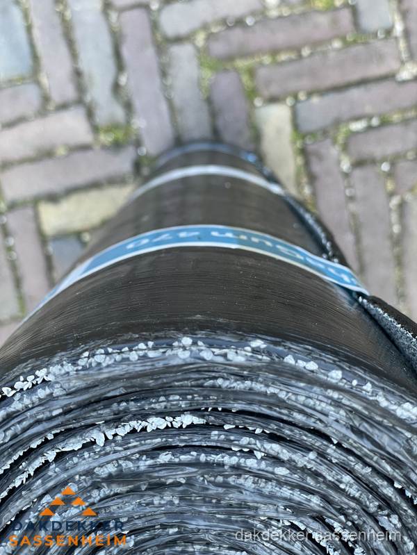 Rol bitumen dakleer met leislag voor plat dak in Sassenheim