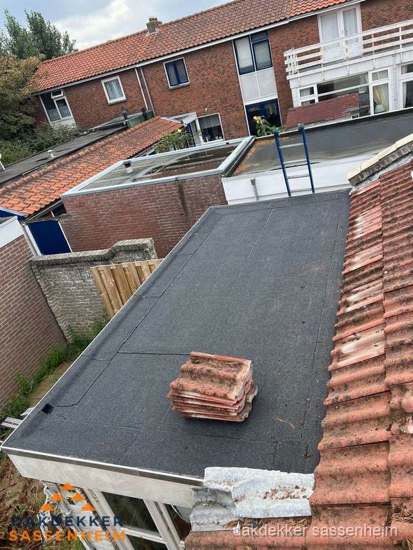 Aanbouw plat dak met reservepannen voor dakpannen vervangen in Sassenheim Aanbouw plat dak met reservepannen voor dakpannen vervangen in Sassenheim