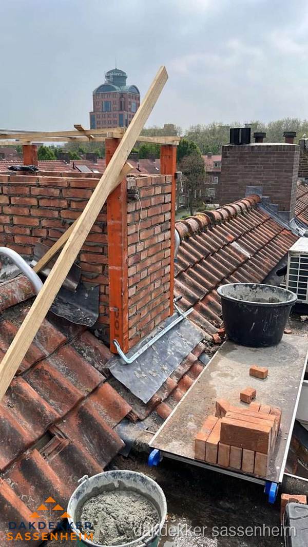 Schoorsteen renovatie met metselwerk op schuin dak in Sassenheim