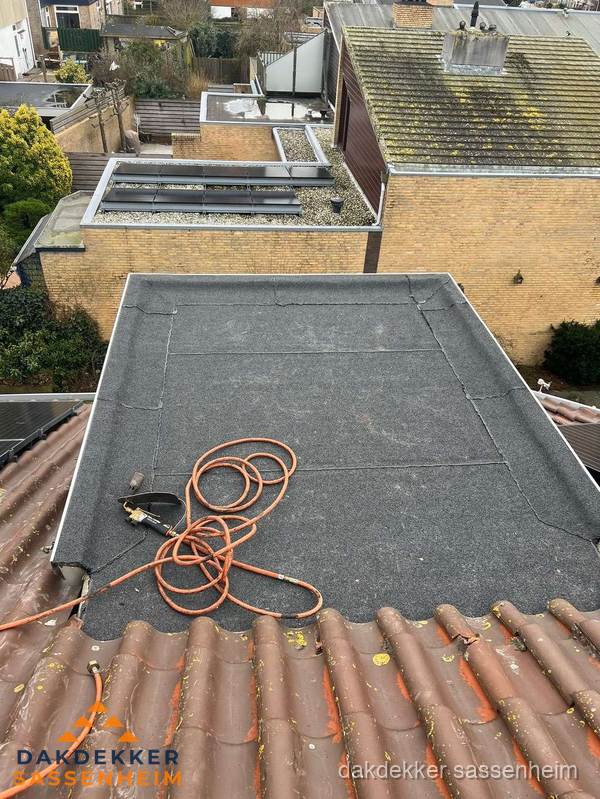 Reparatie aansluiting plat dak en schuin dak in Sassenheim
