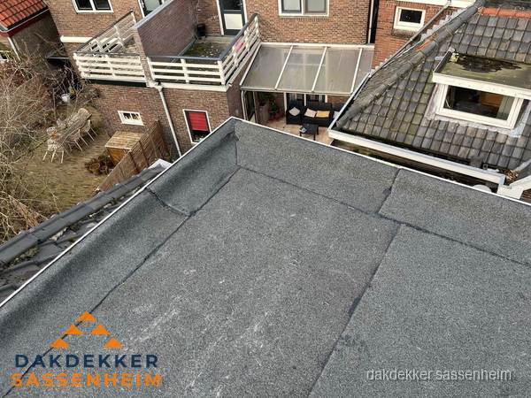 Overzicht plat dak met dakgoot in woonwijk Sassenheim Overzicht plat dak met dakgoot in woonwijk Sassenheim