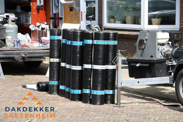 Rollen bitumen dakbedekking klaar voor daklekkage reparatie in Sassenheim Rollen bitumen dakbedekking klaar voor daklekkage reparatie in Sassenheim