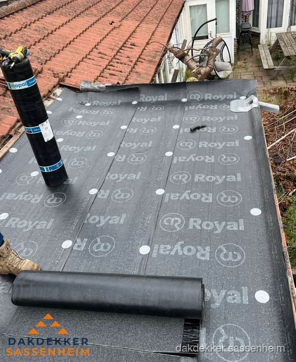 Bitumen dakbedekking leggen op plat dak aanbouw in Sassenheim