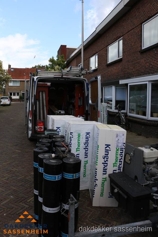 Levering van Kingspan isolatieplaten en bitumenrollen voor dakproject in Sassenheim