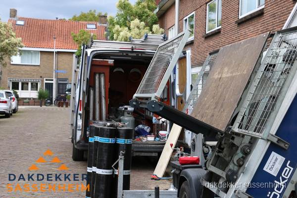 Dakdekkersbusje met materiaal en ladderlift voor dakpannen vervangen in Sassenheim Dakdekkersbusje met materiaal en ladderlift voor dakpannen vervangen in Sassenheim