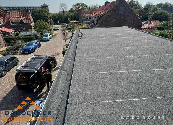 Nieuw bitumen plat dak met uitzicht over woonwijk in Sassenheim Nieuw bitumen plat dak met uitzicht over woonwijk in Sassenheim