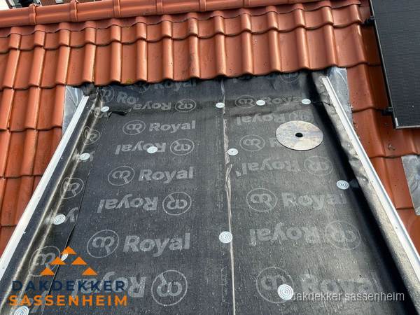Nieuw dak met dakpannen en Royal onderlaag bij woning in Sassenheim