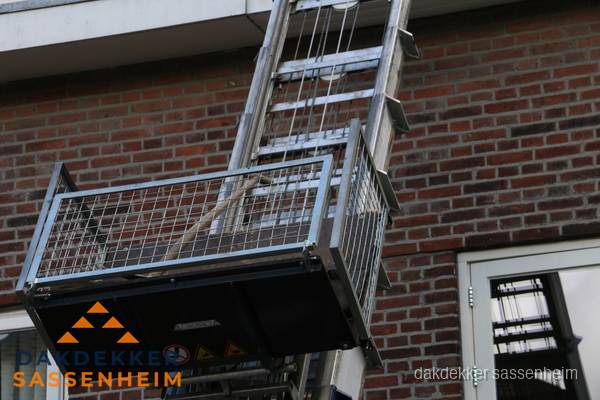 Ladderlift met dakpannen voor dakpan reparatie in Sassenheim