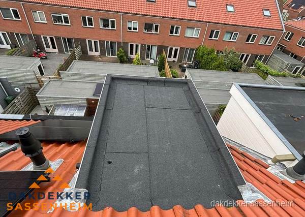 Plat dak met bitumen bedekking naast dakkapel in Sassenheim