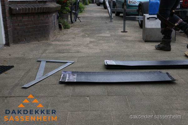 Dakbedekkingsmateriaal en zinkwerk klaargelegd voor reparatie in Sassenheim