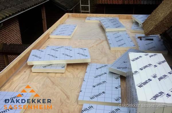 PIR isolatieplaten leggen op plat dak in Sassenheim