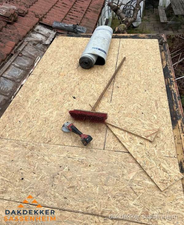 Plat dak vervangen met nieuwe OSB-ondergrond en bitumenrol in Sassenheim Plat dak vervangen met nieuwe OSB-ondergrond en bitumenrol in Sassenheim